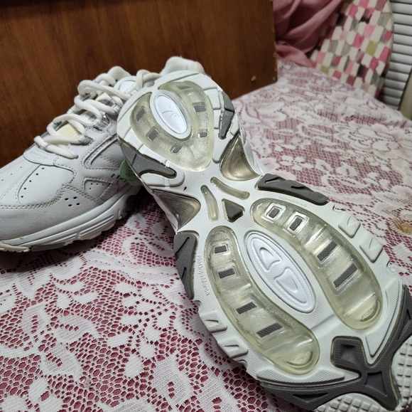 Danskin Now athletic shoe Leather Upper Nwob Size 11 - Picture 6 of 7